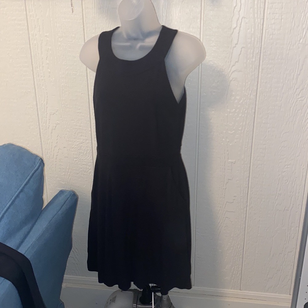 Sleeveless above the knee dress with side pocket